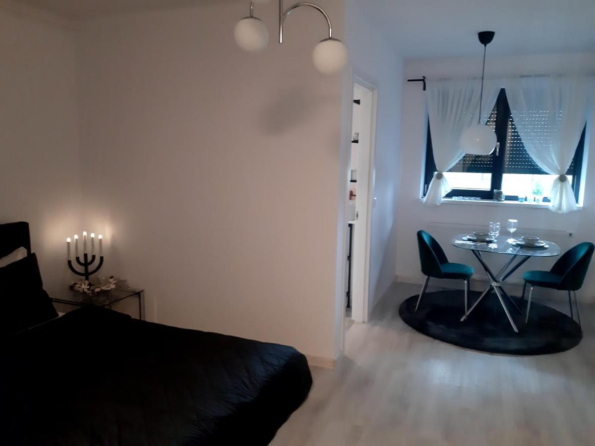 Ferienwohnung Mia!! Self Check-In!! Bukarest Exterior foto
