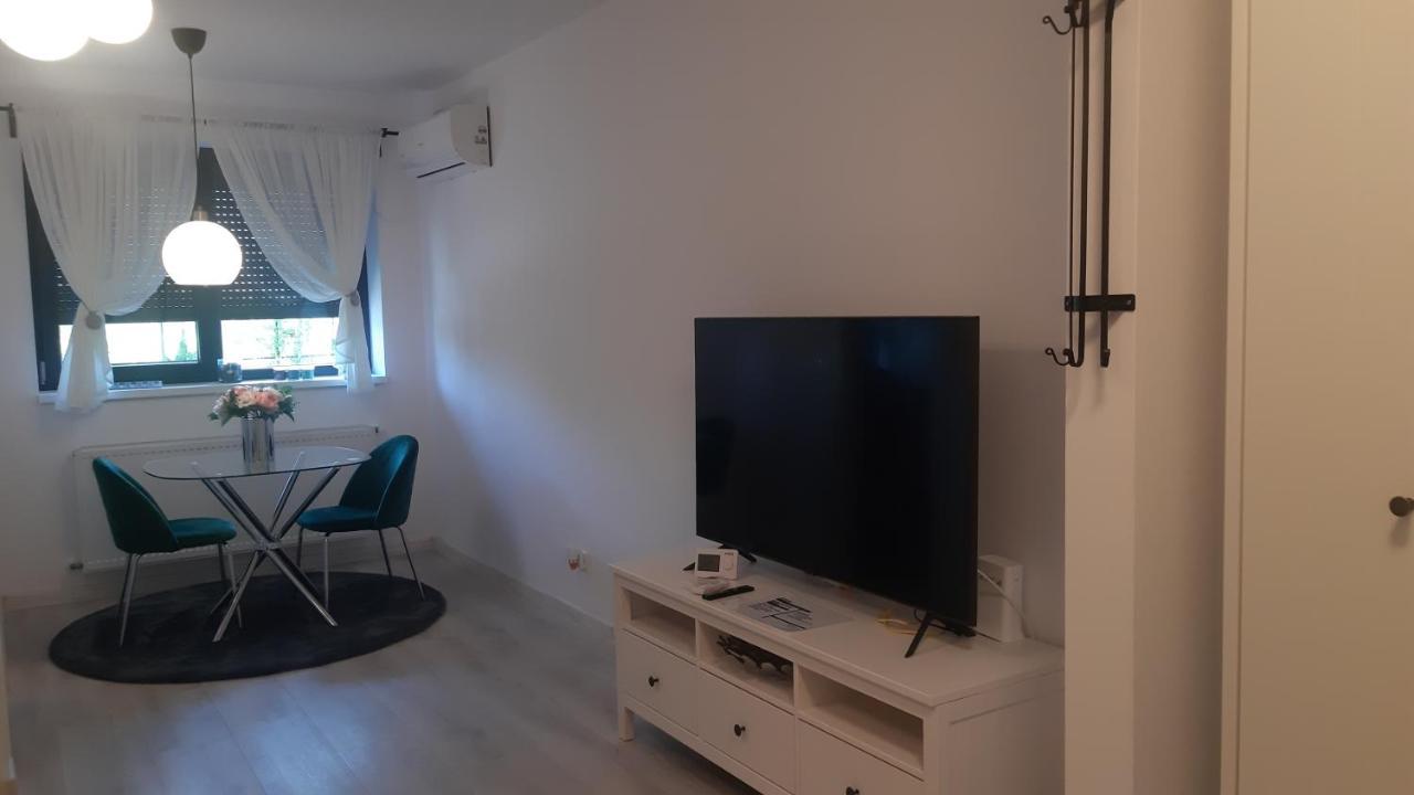 Ferienwohnung Mia!! Self Check-In!! Bukarest Exterior foto